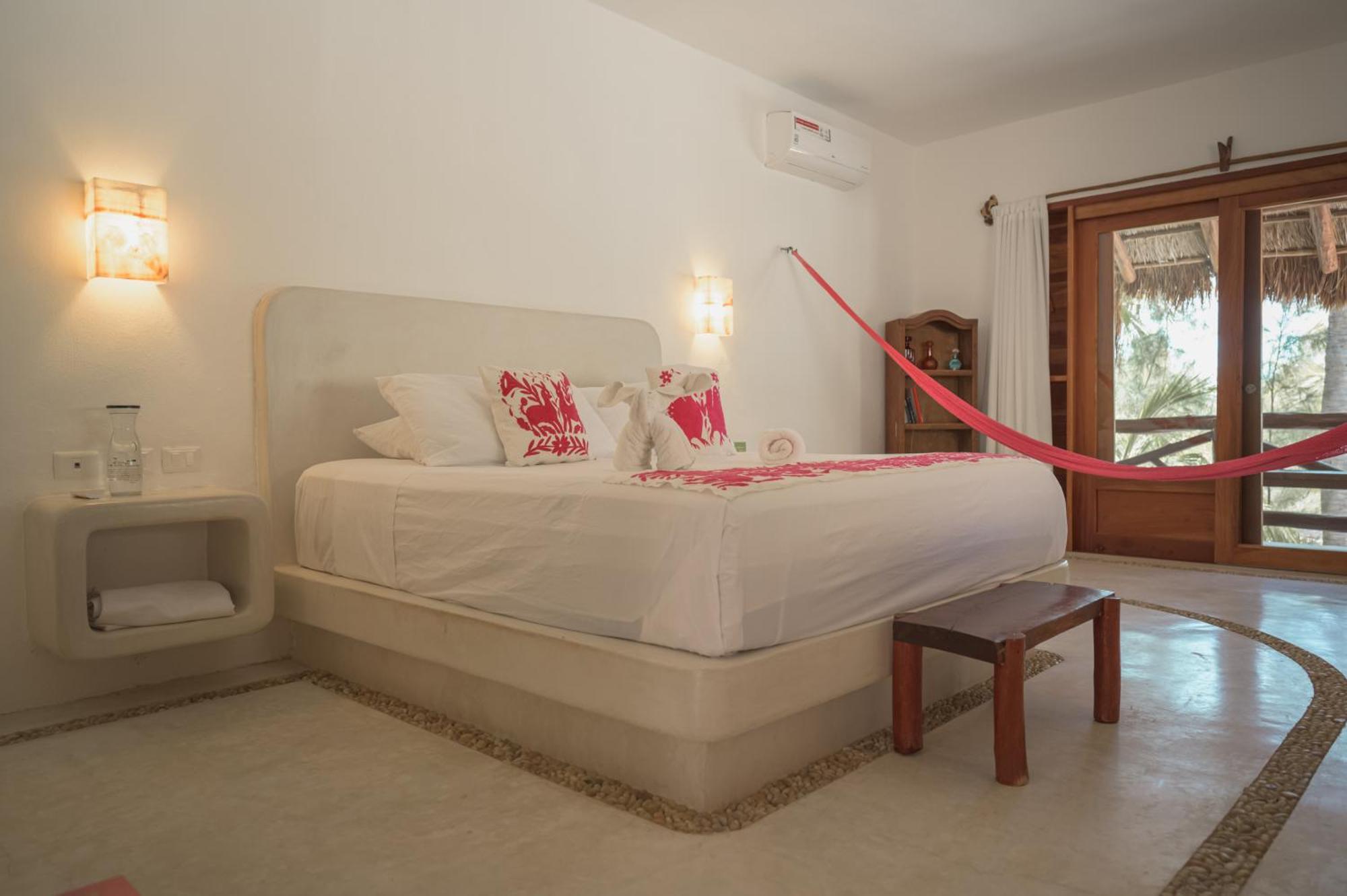 Hotel Casa Iguana - Beachfront